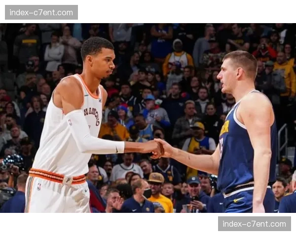 文班亚马霍姆格伦对决展现两种防守哲学碰撞