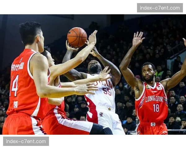 上海闫鹏飞替补护框，两次封盖提振全队防守士气